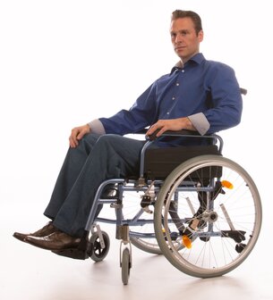 7173 Aangepaste heren pantalon/broek voorzien van Zitsnit en elastische broekband (geen broekzakken) rolstoelgebruiker