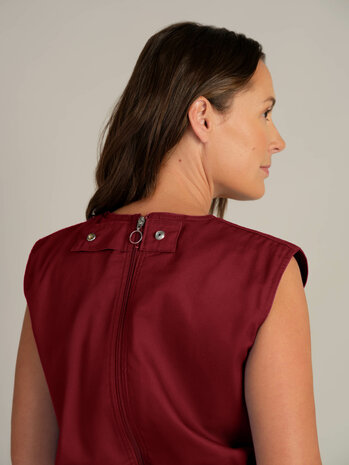 2530 Antischeurbody zonder mouw, korte pijpen en rug ritssluiting, kleur 681 rood